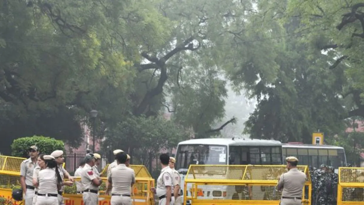 दिल्ली-हरियाणा समेत पूरे NCR में गैंगस्टर्स के 25 ठिकानों पर छापेमारी, 380 पुलिसकर्मी ऑपरेशन में जुटे
