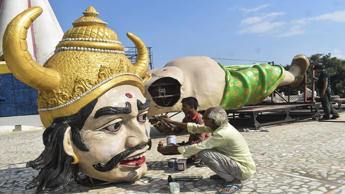 अयोध्या में बहुचर्चित 240 फुट ऊंचा रावण तैयार, दहन से 3 दिन पहले लगा बैन, अब आगे क्या?