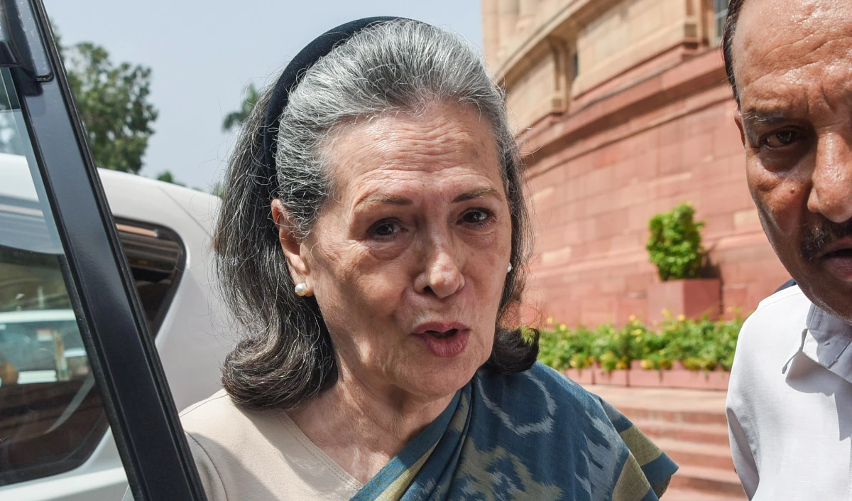 सोनिया गांधी के खिलाफ आपराधिक शिकायत, जांच की मांग, जानें पूरा मामला