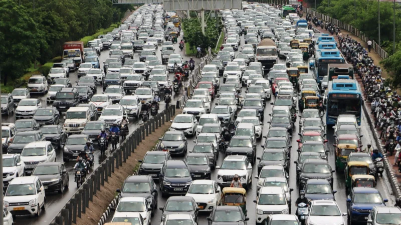 दिल्ली-NCR में फिर आफत, गुरुग्राम में सड़कों पर जलभराव-जाम, कई राज्यों में रेड अलर्ट