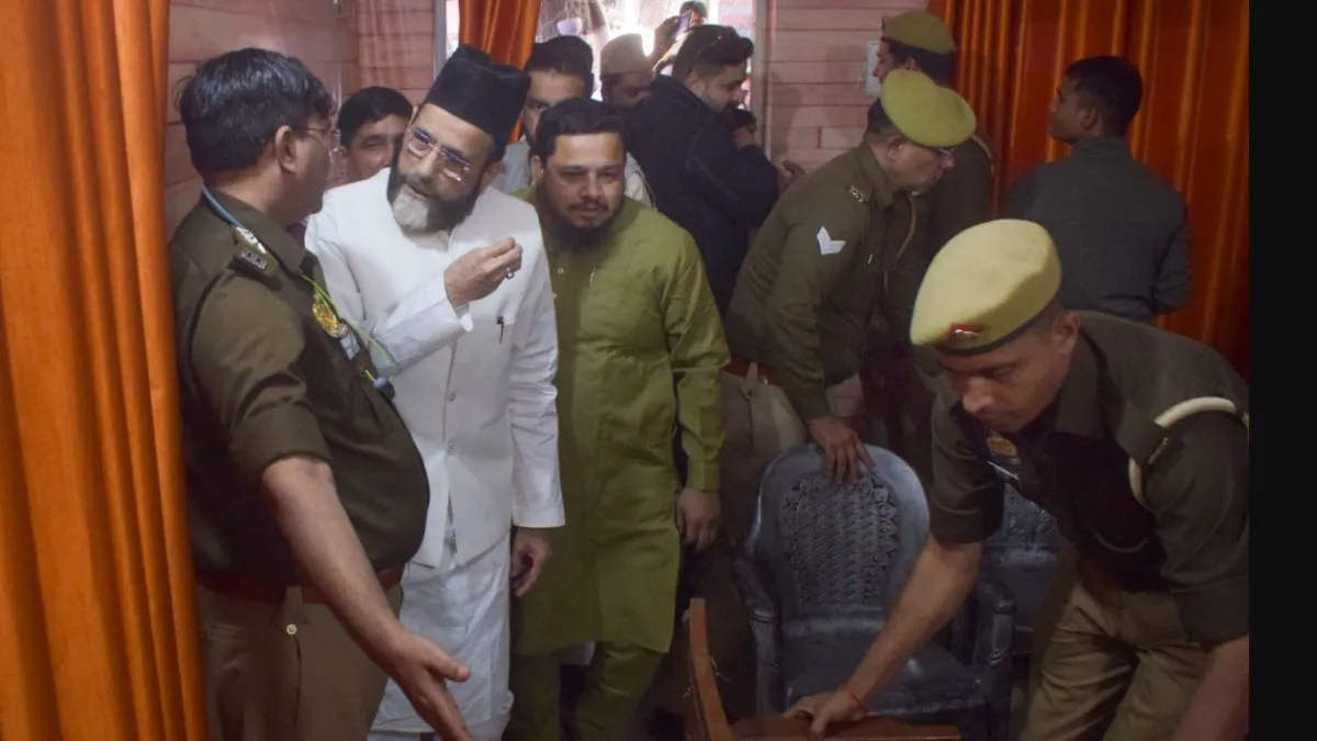 बरेली हिंसा मामले में मौलाना तौकीर रजा पर कसा शिकंजा, गिरफ्तार कर जेल भेजे गए; 10 FIR में से 7 में नाम