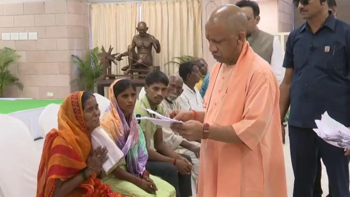बूढ़ी मां का दर्द सुन द्रवित हो उठा CM योगी का कलेजा, कैंसर पीड़ित बेटे को भिजवाया अस्पताल