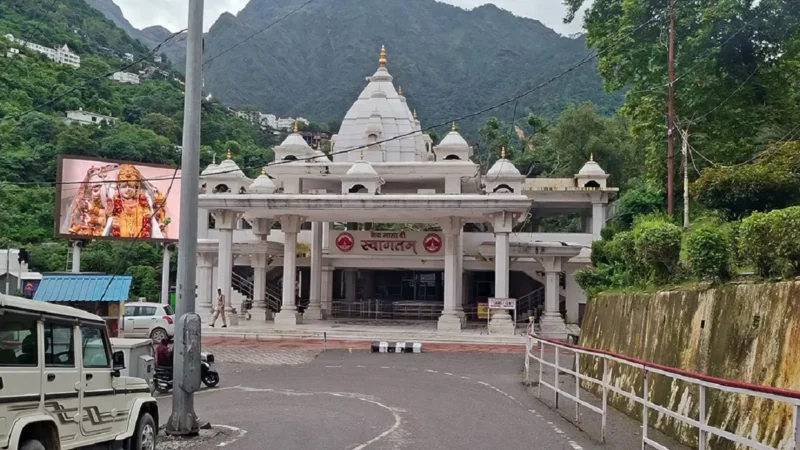 माता वैष्णो देवी यात्रा 22 दिन बाद फिर शुरू: श्रद्धालुओं में खुशी की लहर, जय माता दी के जयकारे!