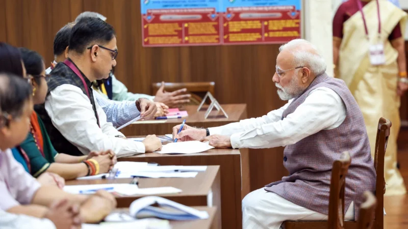 वैचारिक लड़ाई या NDA की एकतरफा जीत? संसद में दिग्गजों ने डाला वोट