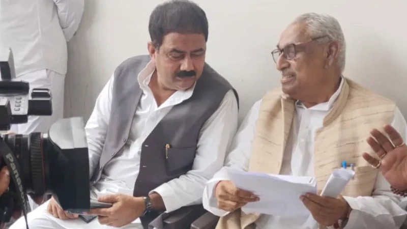 सपा मुखिया अखिलेश के बरेली जाने से पहले गरमाई राजनीति, माता प्रसाद पाण्डेय लखनऊ में हाउस अरेस्ट