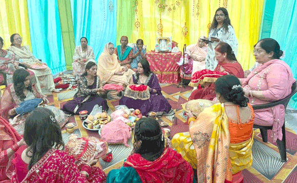 करवा चौथ पर सुहागिनों ने अटूट आस्था के साथ किया व्रत, चाँद का दीदार कर खोला निर्जला उपवास