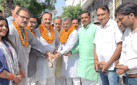 आबकारी विभाग की टीम ने एक आरोपी को अवैध कच्ची शराब के साथ किया गिरफ्तार