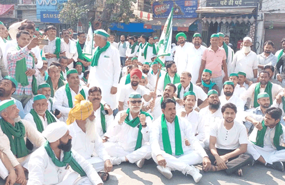 गन्ना मूल्य वृद्धि को लेकर भाकियू टिकैत का प्रदर्शन, मुख्यमंत्री को ज्ञापन जिला प्रशासन को सौंपा