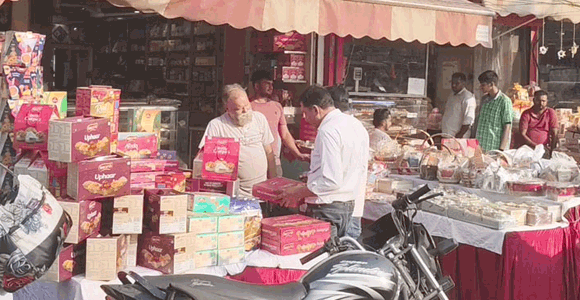धनतेरस पर बाजारों में दिखाई दी रौनक, रही भारी भीड़, लोगों ने की जमकर खरीदारी