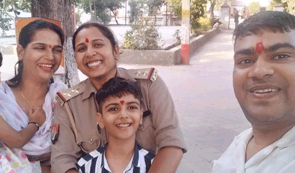 बहन को नहीं मिली छुट्टी तो कोतवाली पहुंचकर दी बधाई