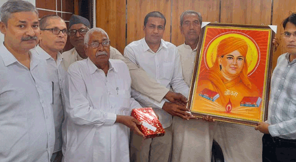 उपजिलाधिकारियों को भेंट किये आर्य वैदिक साहित्य