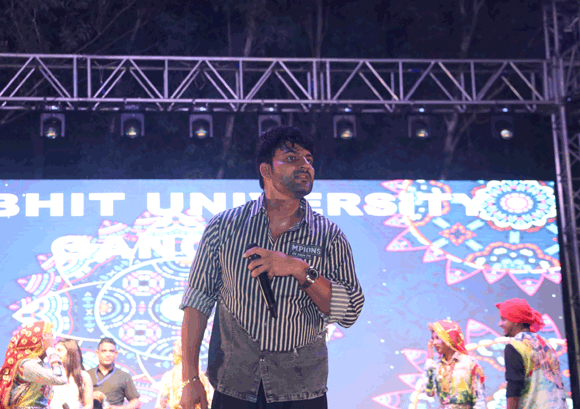 शोभित विश्वविद्यालय गंगोह में ‘परिचय बीट्स_3.0’ फ्रेशर पार्टी में अजय हुड्डा के सुरों व अदाकारी का जादू छाया