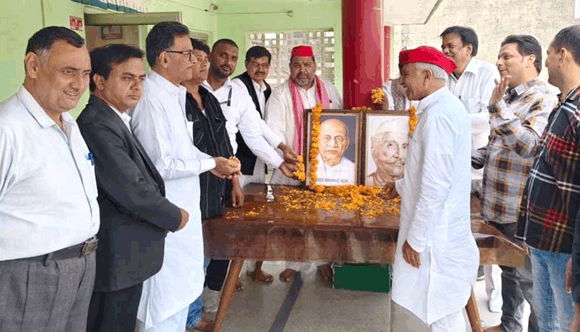 सपाईयों ने सरदार पटेल व आचार्य नरेन्द्र को जंयती किया नमन