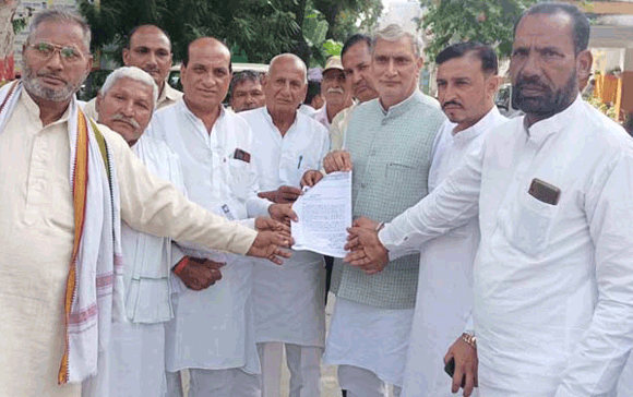 गन्ना मूल्य भुगतान कराये जाने की मांग को लेकर जिलाधिकारी से मिले किसान, ज्ञापन सौंपकर की समस्या का समाधान कराने की मांग