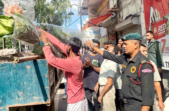 सडक़ों पर रखा गया सामान किया जब्त, वाहनों के कराये चालान