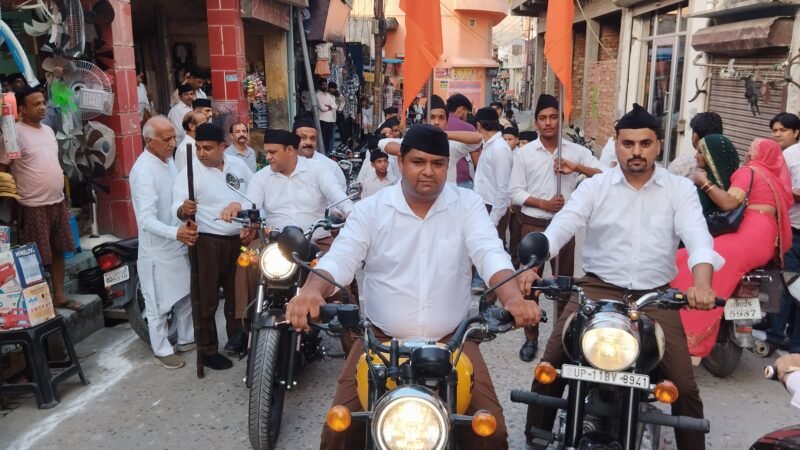 विजयदशमी पर राष्ट्रीय स्वयं सेवक संघ ने नकुड में निकाला पथसंचलन