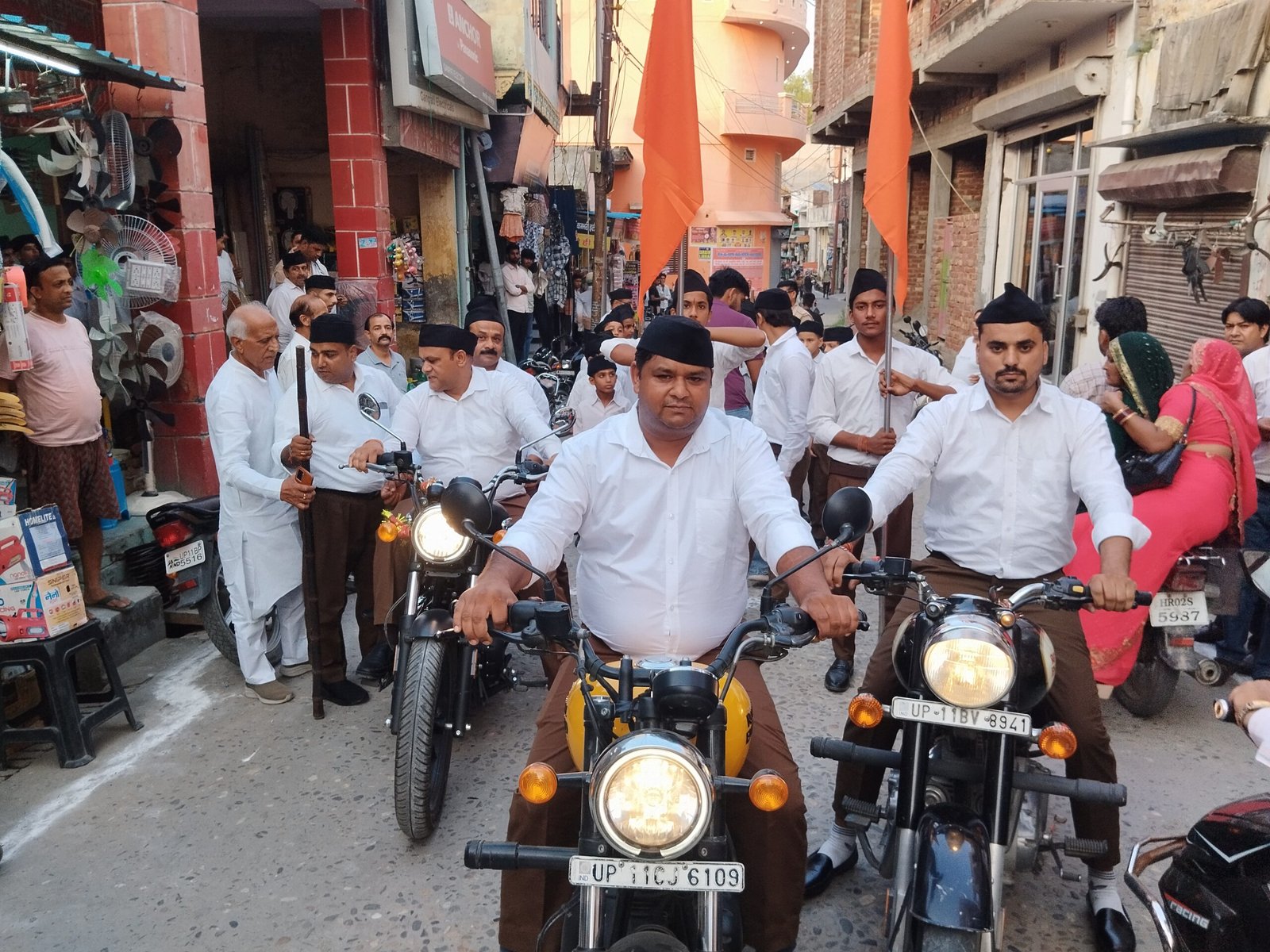 विजयदशमी पर राष्ट्रीय स्वयं सेवक संघ ने नकुड में निकाला पथसंचलन