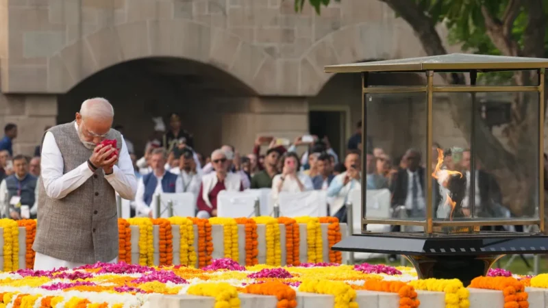पीएम मोदी ने महात्मा गांधी और लाल बहादुर शास्त्री को जन्मदिन पर किया नमन, राजघाट और विजय घाट पर दी श्रद्धांजलि