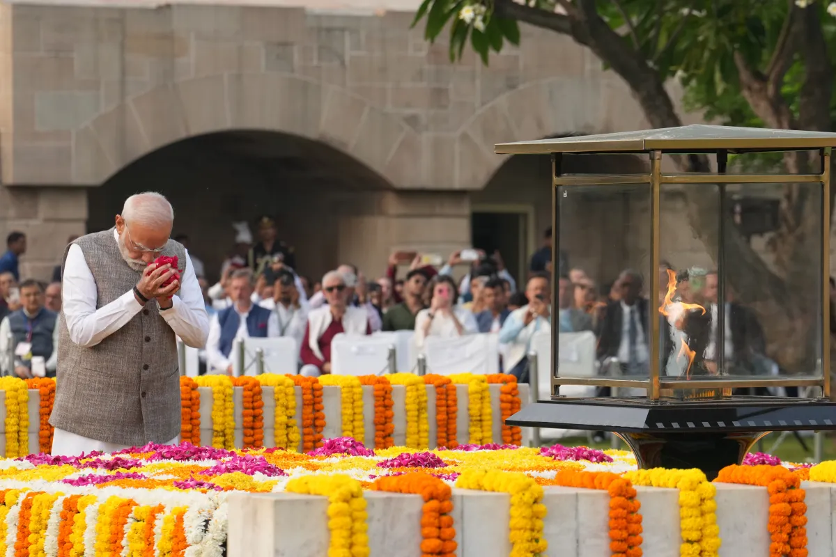 पीएम मोदी ने महात्मा गांधी और लाल बहादुर शास्त्री को जन्मदिन पर किया नमन, राजघाट और विजय घाट पर दी श्रद्धांजलि