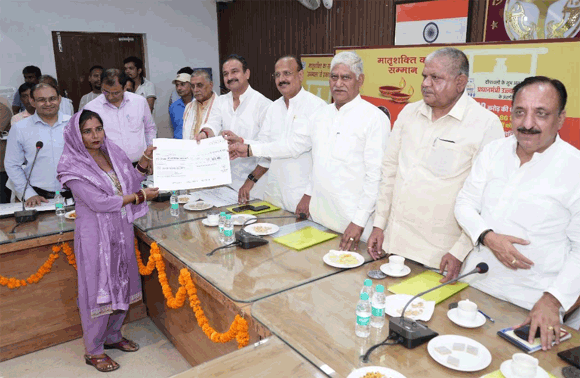 मा0 मुख्यमंत्री जी ने लखनऊ में उज्ज्वला योजना के तहत 1500 करोड की धनराशि के 1.86 करोड़ परिवारों को किया निःशुल्क रसोई गैस सिलेण्डर रिफिल सब्सिडी वितरण