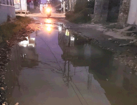 दारुल उलूम वक्फ क्षेत्र में सड़क पर भरा पानी, लोग परेशान