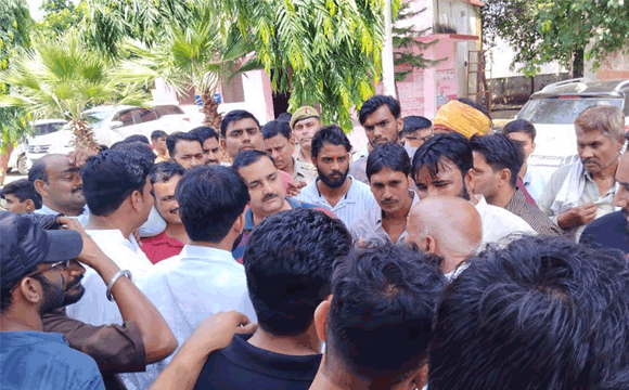 विद्यालय मे स्थित शिव मंदिर में तोडफोड का मामला गर्माया, ग्रामीणो ने कोतवाली मे पहुचकर पुलिस के दावे पर सवाल खडे किये