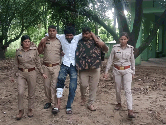 पुलिस की बदमाशो से मुठभेड , एक बदमाश के पैर मे गोली लगी
