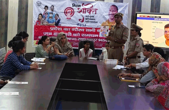 महिला पुलिस अधिकारियो ने मिशन शक्ति के अंतर्गत महिलाओ को जागरूक किया