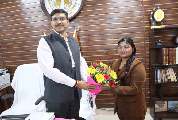 निहारिका बनी एक दिन की जिलाधिकारी, जनसुनवाई कर समस्याओं के निस्तारण के दिए निर्देश