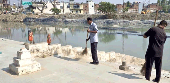 श्रद्धालुओं के लिए नहर में बनायी गयी अस्थायी कृत्रिम झील