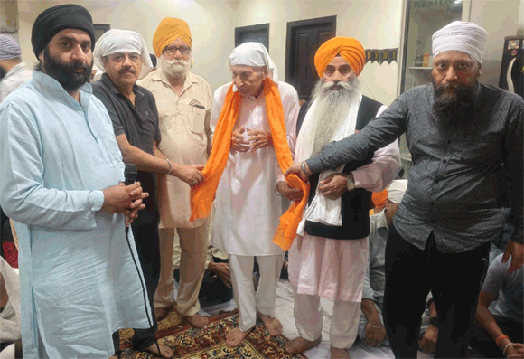 गुरू नानक देव जी के प्रकाश पर्व पर निकाली प्रभातफेरी