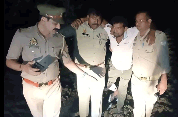 पुलिस ने एक ओर बदमाश को मुठभेड के बाद गिरफतार किया, गोली लगने से घायल बदमाश को उपचार के लिये अस्तपाल मे भर्ती कराया गया