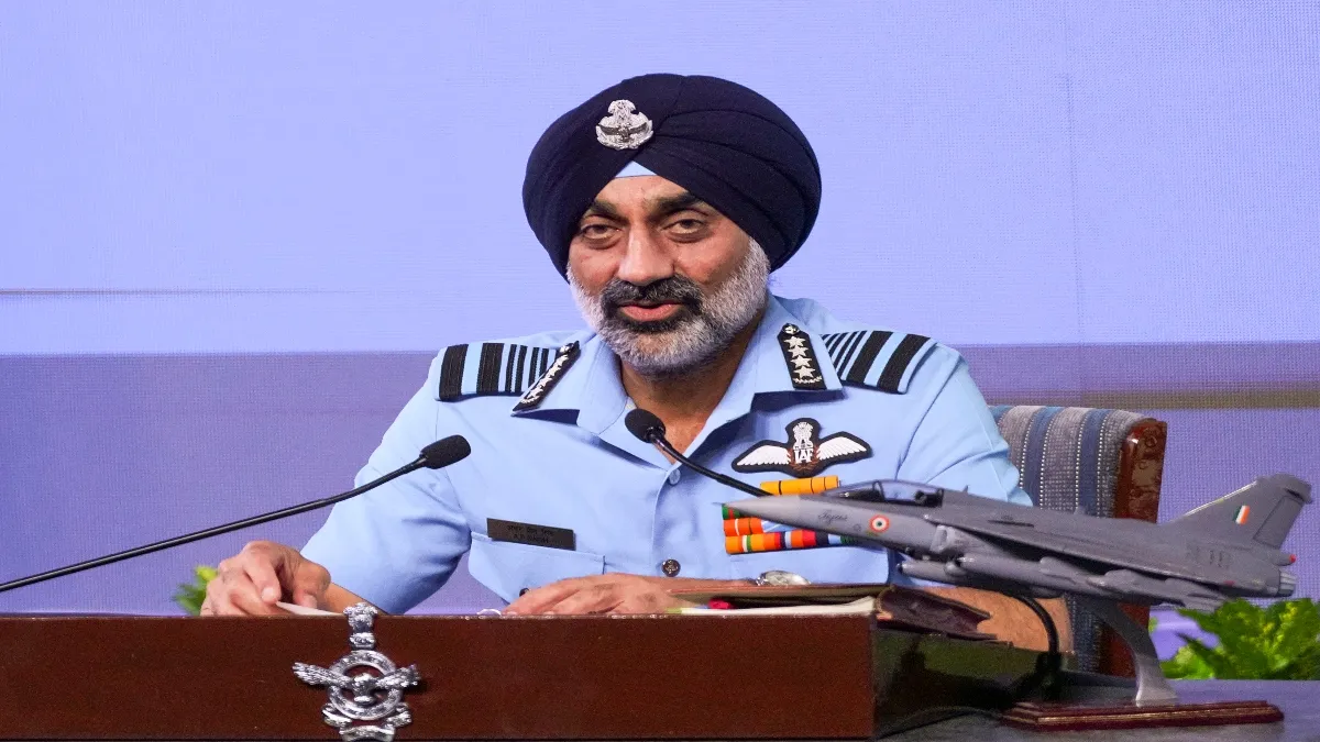 ‘उन्हें मनोहर कहानियां सुनाने दो, हमने तो अपना काम कर दिया…’, भारतीय वायुसेना प्रमुख ने शहबाज शरीफ पर कसा तंज