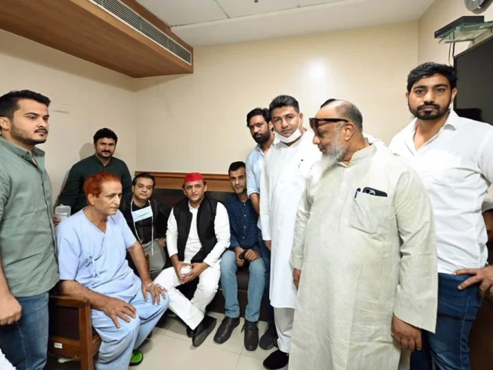 अखिलेश से मिलकर भावुक हुए आजम खान, गले लगाकर किया स्वागत