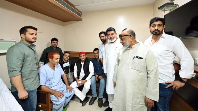 अखिलेश से मिलकर भावुक हुए आजम खान, गले लगाकर किया स्वागत