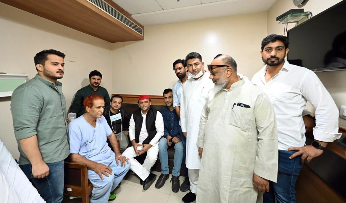अखिलेश से मिलकर भावुक हुए आजम खान, गले लगाकर किया स्वागत