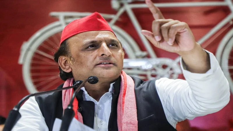 योगी सरकार पर अखिलेश का हमला: बिजली, ट्रैफिक, स्मार्ट सिटी… कहीं नहीं विकास!