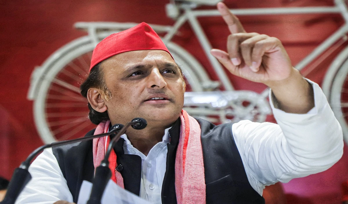 योगी सरकार पर अखिलेश का हमला: बिजली, ट्रैफिक, स्मार्ट सिटी… कहीं नहीं विकास!