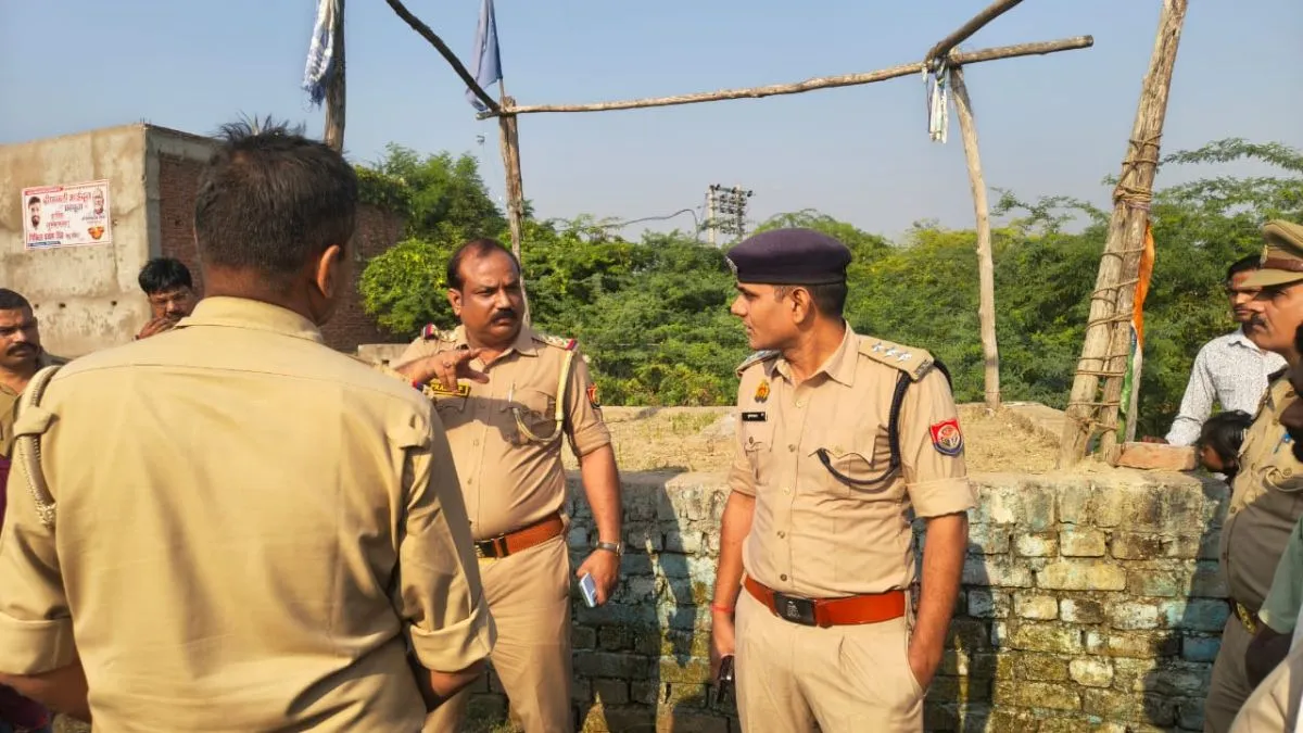 कानपुर में अराजक तत्वों ने अंबेडकर की प्रतिमा तोड़ी, चबूतरे से उखाड़कर तालाब में फेंका; पुलिस तैनात