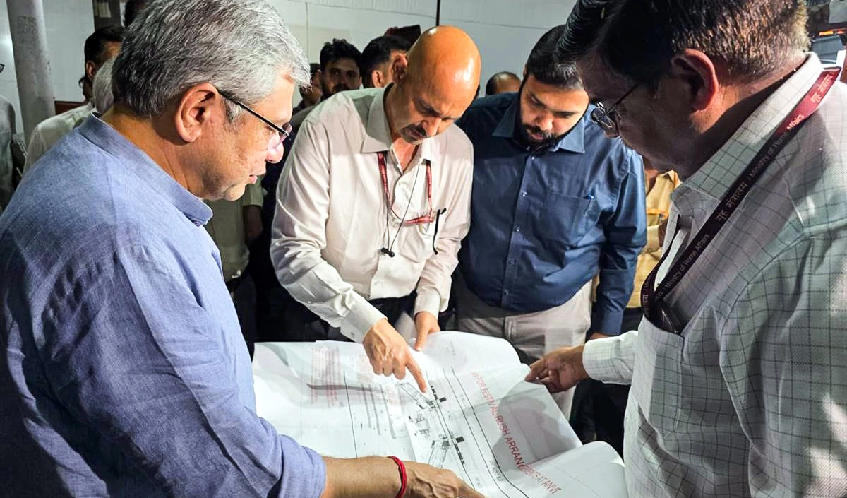 रेल मंत्री अश्विनी वैष्णव ने खुद परखीं त्योहारों की तैयारियां, बोले- यात्रियों की सुविधा और सुरक्षा हमारी पहली प्राथमिकता