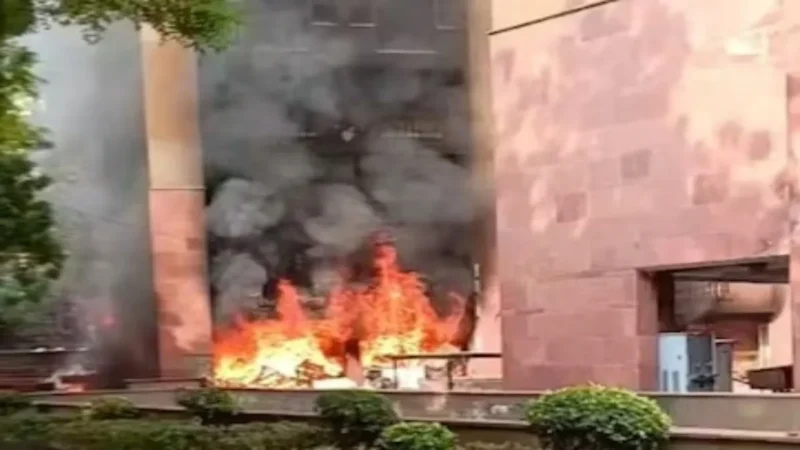 नई दिल्ली: कावेरी अपार्टमेंट में लगी भीषण आग, कई सांसदों का है आवास, फायर ब्रिगेड की टीम पहुंची