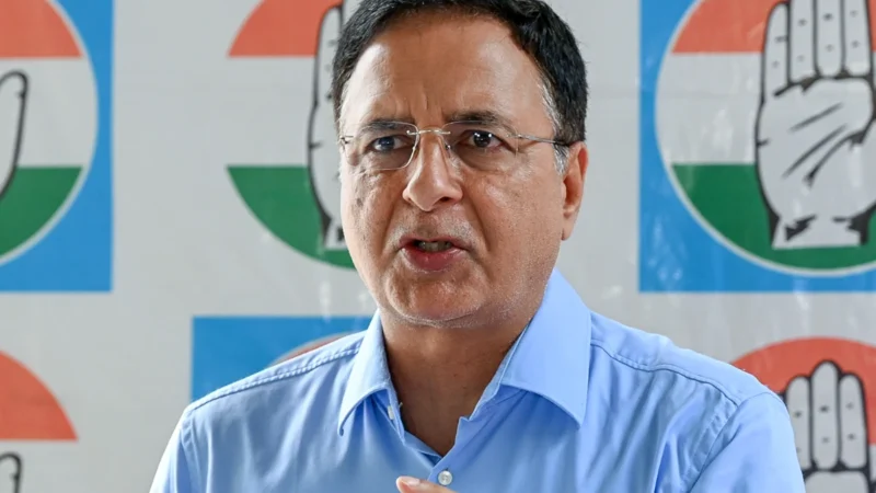 हरियाणा में खाद संकट: खाद लेने पहुंचे किसानों के हाथों पर मुहर, विपक्ष बोला- ‘अपराधियों’ जैसा व्यवहार