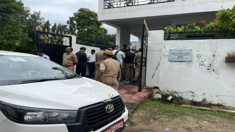बरेली में सपा की नो एंट्री, पुलिस के घेरे में माता प्रसाद हाउस अरेस्ट, संभल में बिर्क के घर कड़ा पहरा