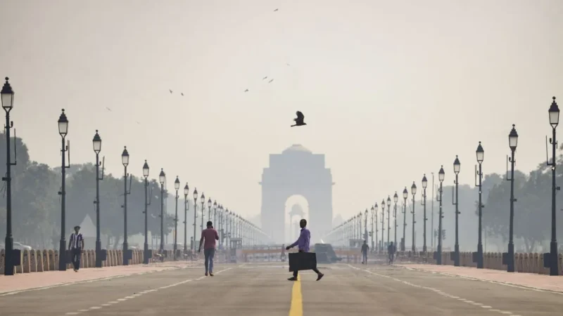 दिवाली से पहले दिल्ली की हवा हुई ‘दमघोंटू’, धूल की चादर से ढके कई इलाके, ‘बहुत खराब’ श्रेणी में पहुंचा AQI
