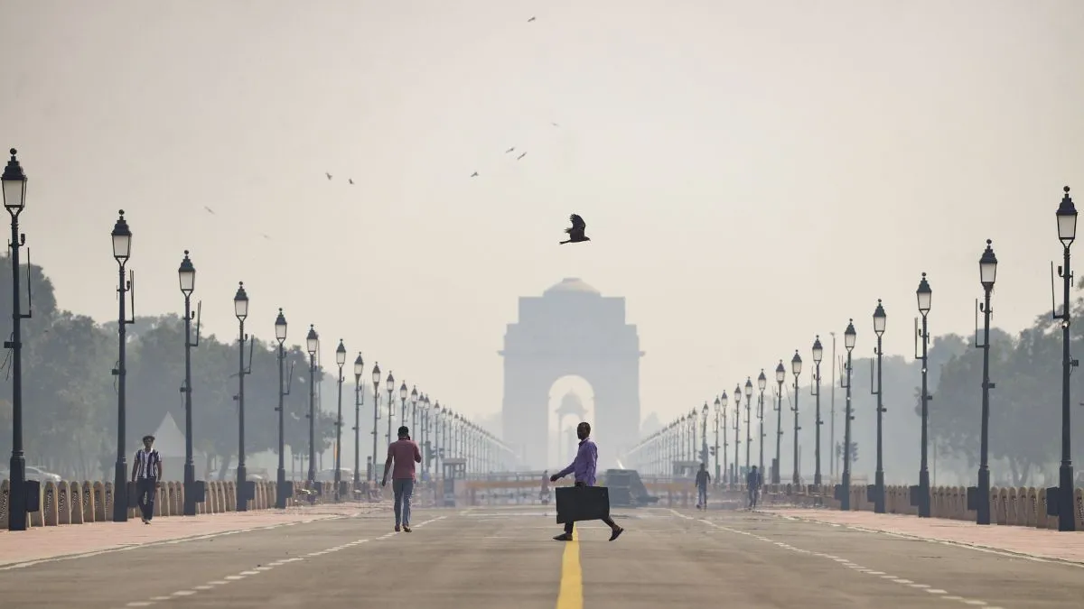 दिवाली से पहले दिल्ली की हवा हुई ‘दमघोंटू’, धूल की चादर से ढके कई इलाके, ‘बहुत खराब’ श्रेणी में पहुंचा AQI