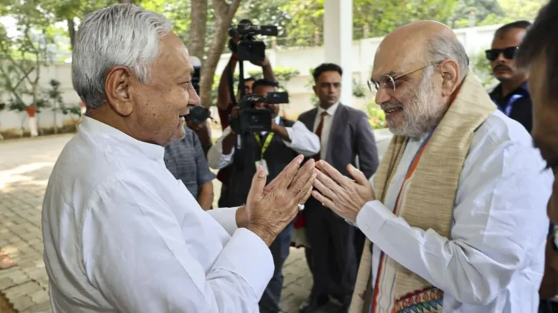 पटना में नीतीश कुमार से मिले केंद्रीय गृह मंत्री अमित शाह, जेडीयू-बीजेपी के नेता भी रहे मौजूद