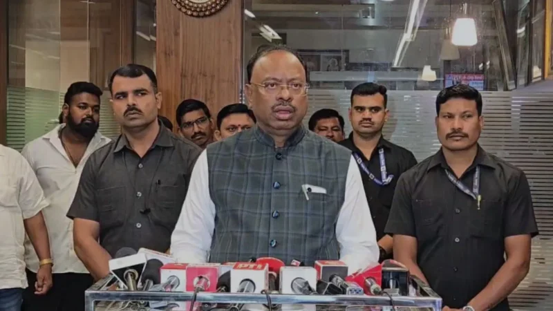 ‘हम आपके फोन ट्रैक कर रहे हैं’, विवाद बढ़ने पर मंत्री बावनकुले ने दी सफाई; संजय राउत पर कसा तंज