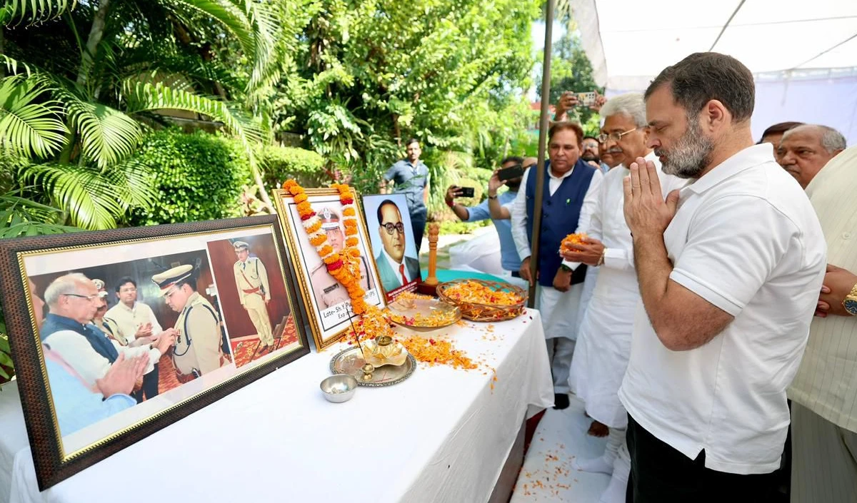 IPS पूरन कुमार के परिवार से मिले राहुल गांधी, हरियाणा सरकार पर साधा निशाना, बोले- न्याय नहीं मिल रहा