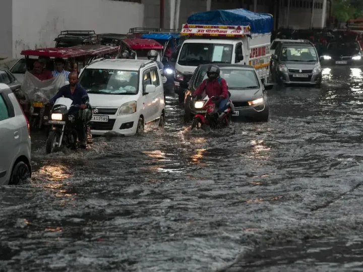 यूपी भारी बारिश का रेड अलर्ट, इन जिलों के लिए IMD ने दी चेतावनी