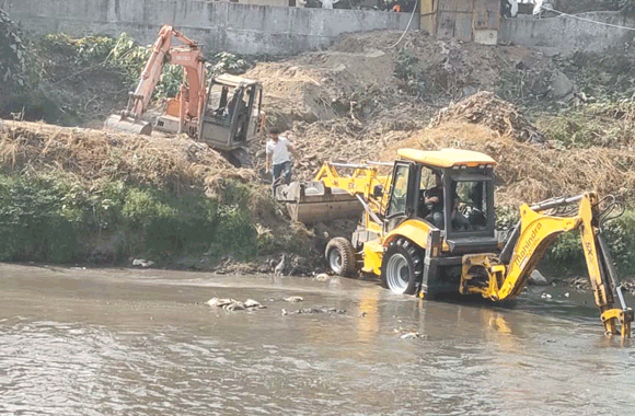 निगम ने शुरु किया ढमोला नदी का सौंदर्यीकरण व सफाई